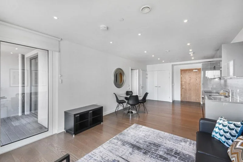 Flat Sayer Street in Greater London