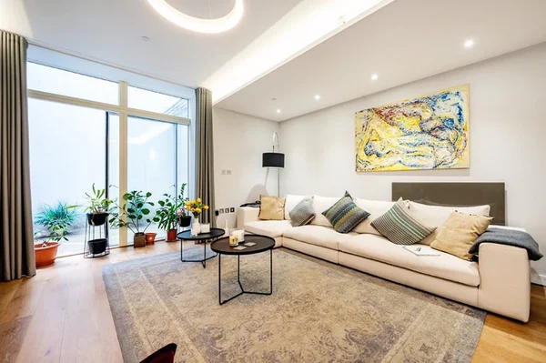 Flat Great Newport Street in City of Westminster