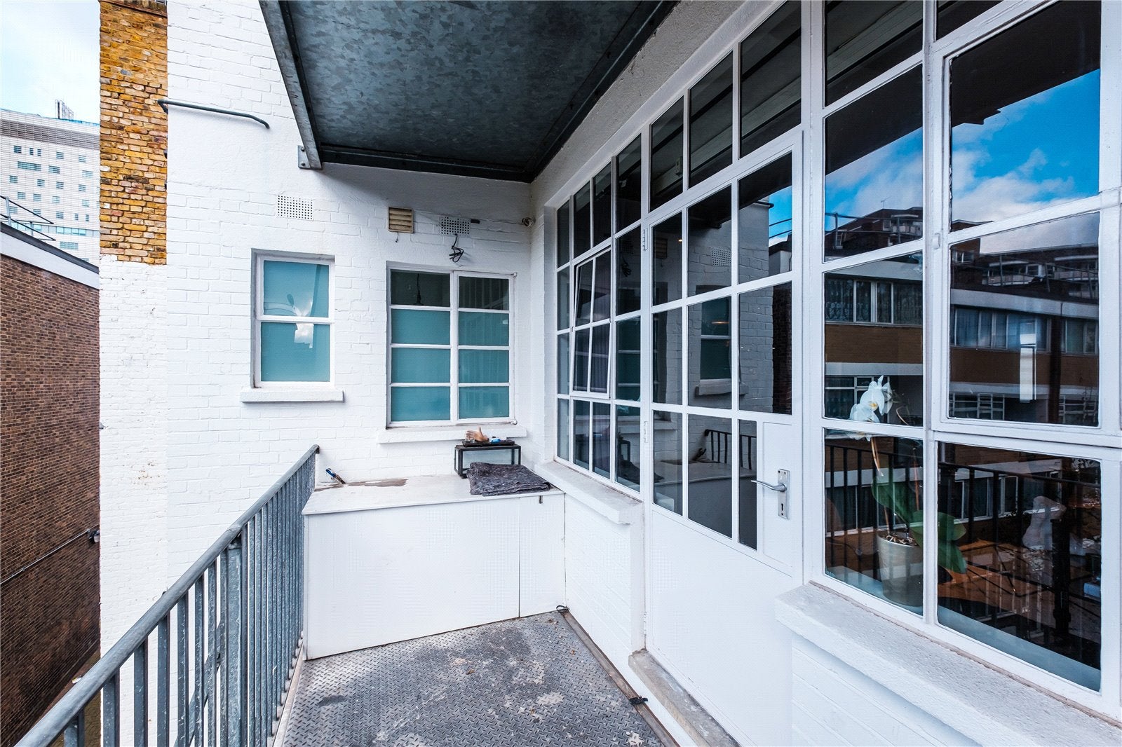Flat Cavell Street in Greater London