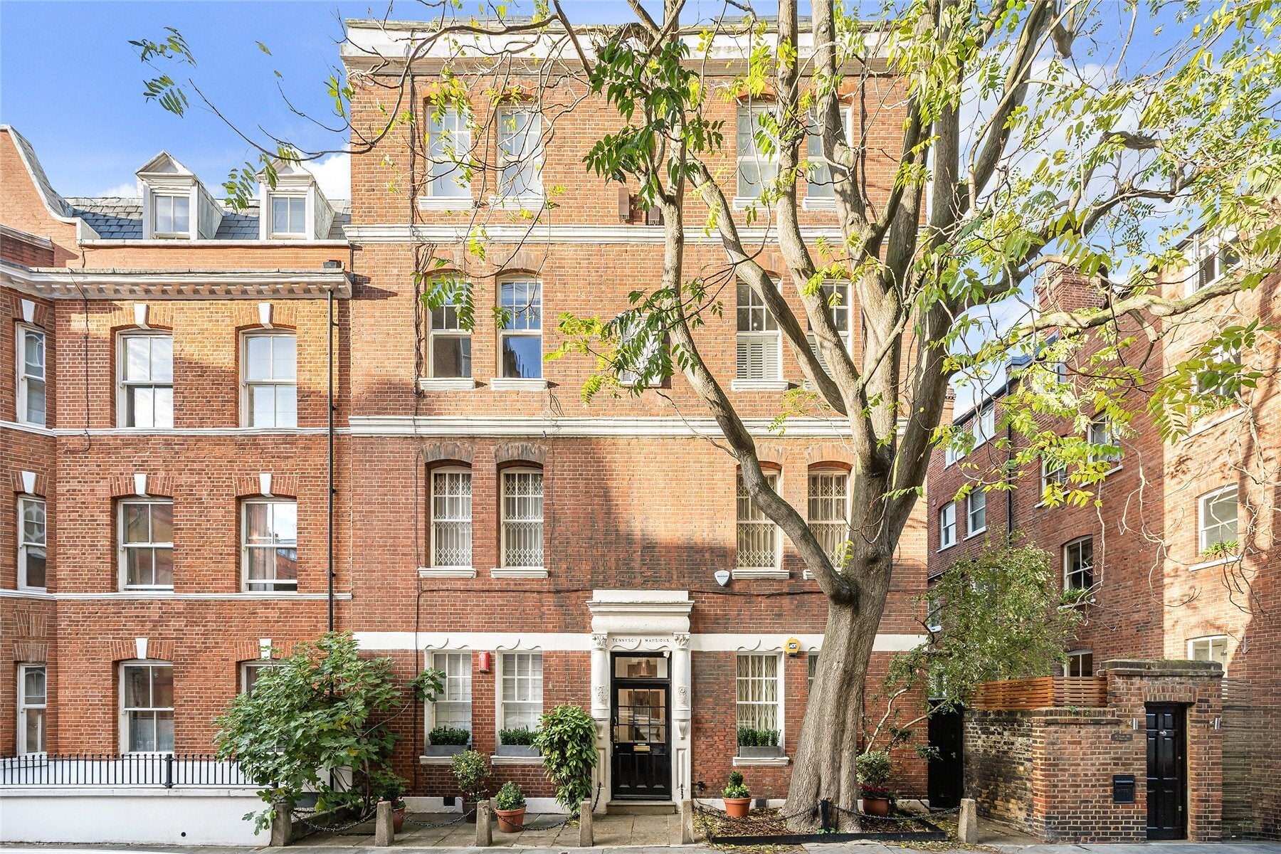 Flat Cheyne Row in Greater London