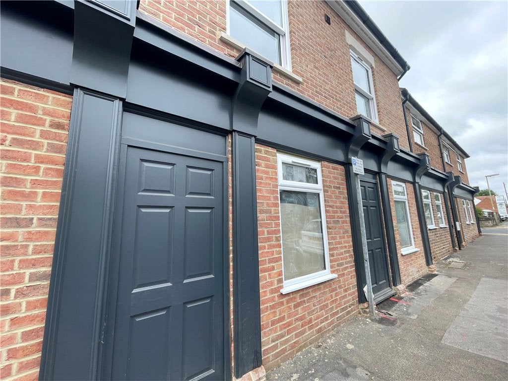 Flat Victoria Street in Borough of Runnymede
