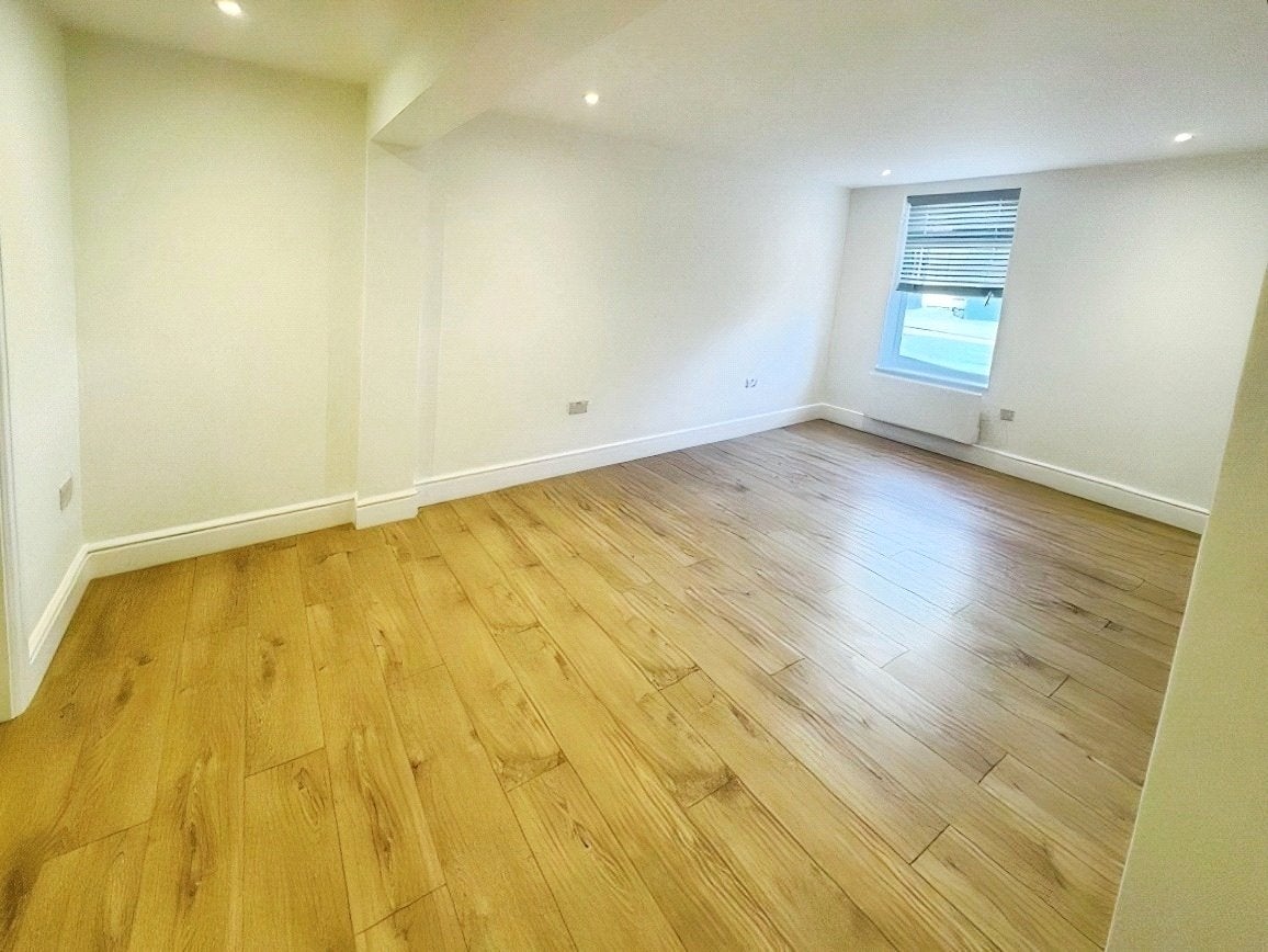 Flat Victoria Street in Borough of Runnymede