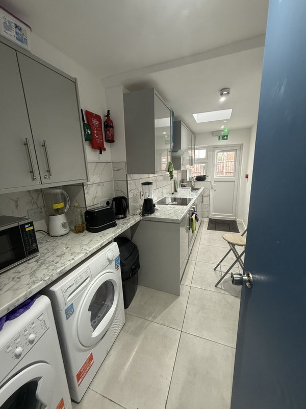 Room Warwickshire Path in Greater London