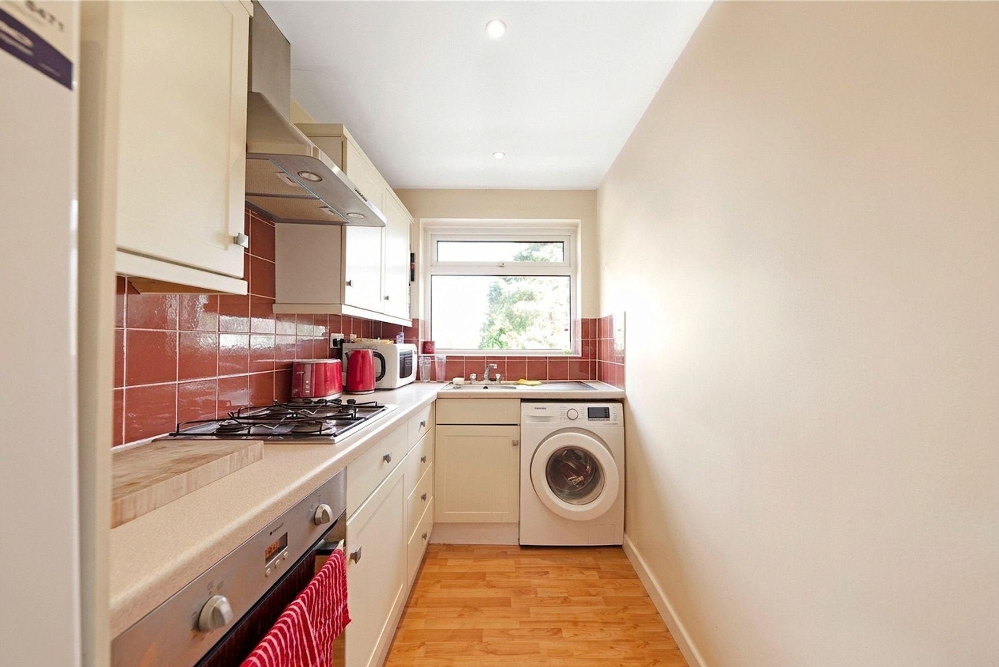 Flat Oatlands Avenue in Elmbridge