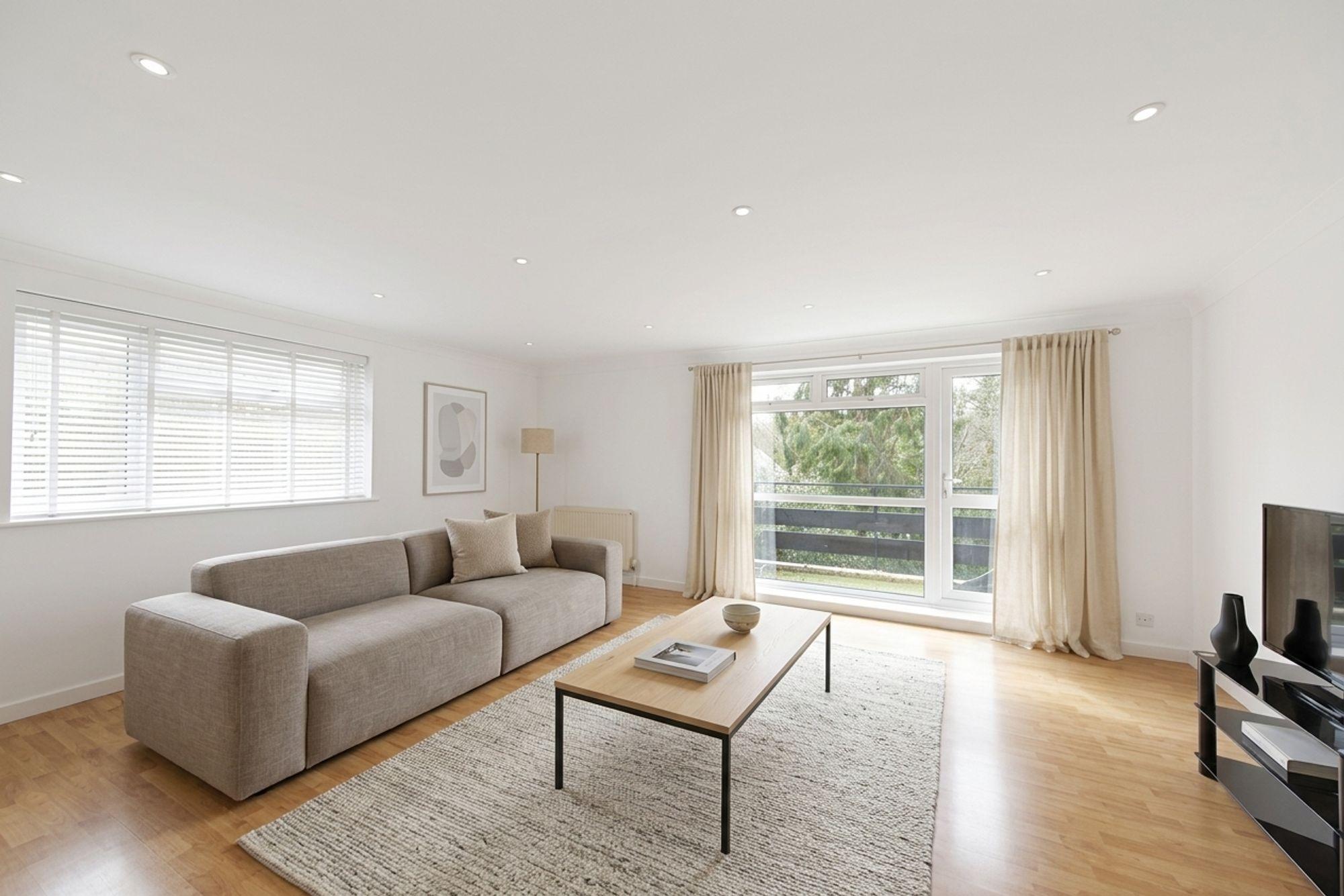 Flat Oatlands Avenue in Elmbridge