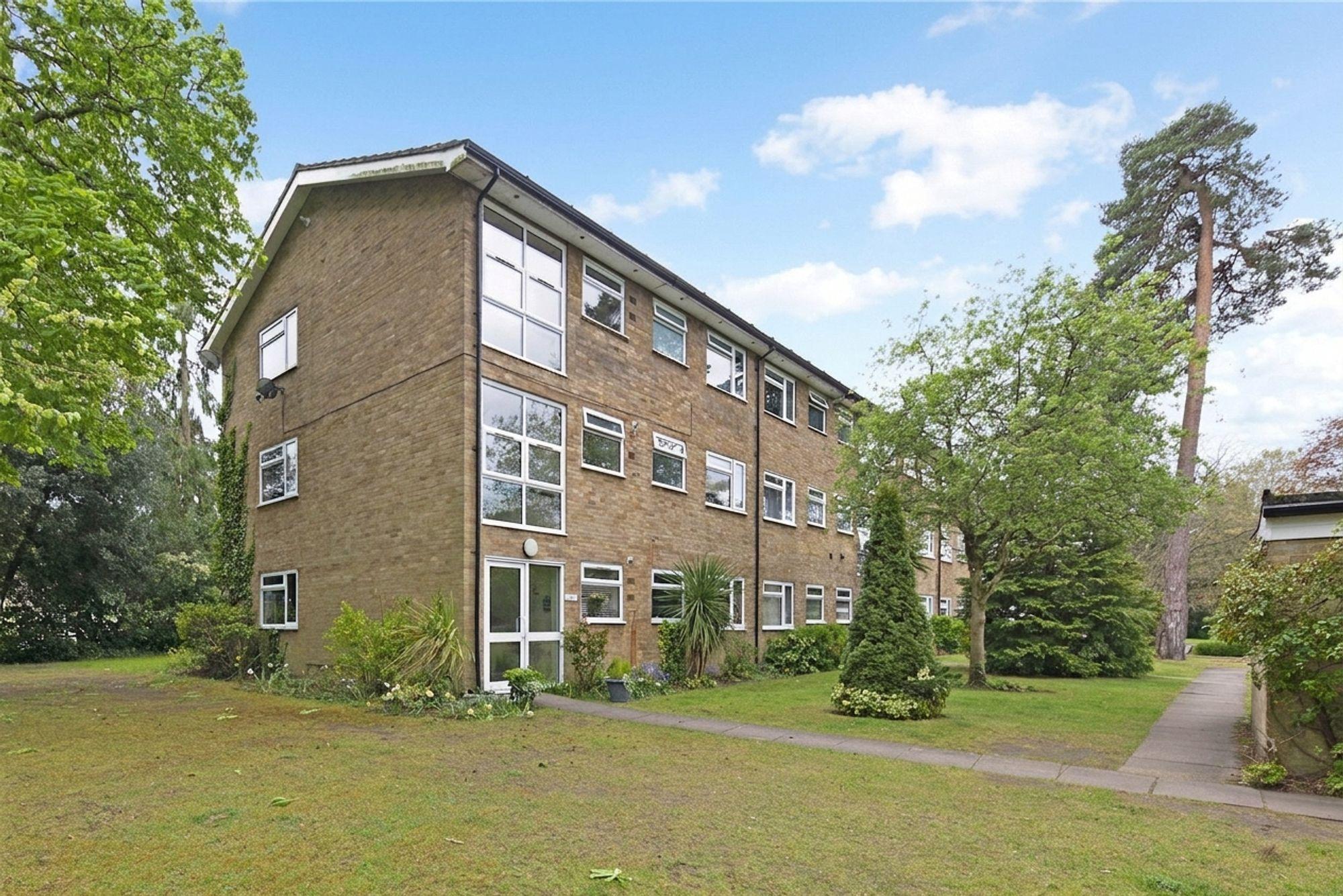 Flat Oatlands Avenue in Elmbridge
