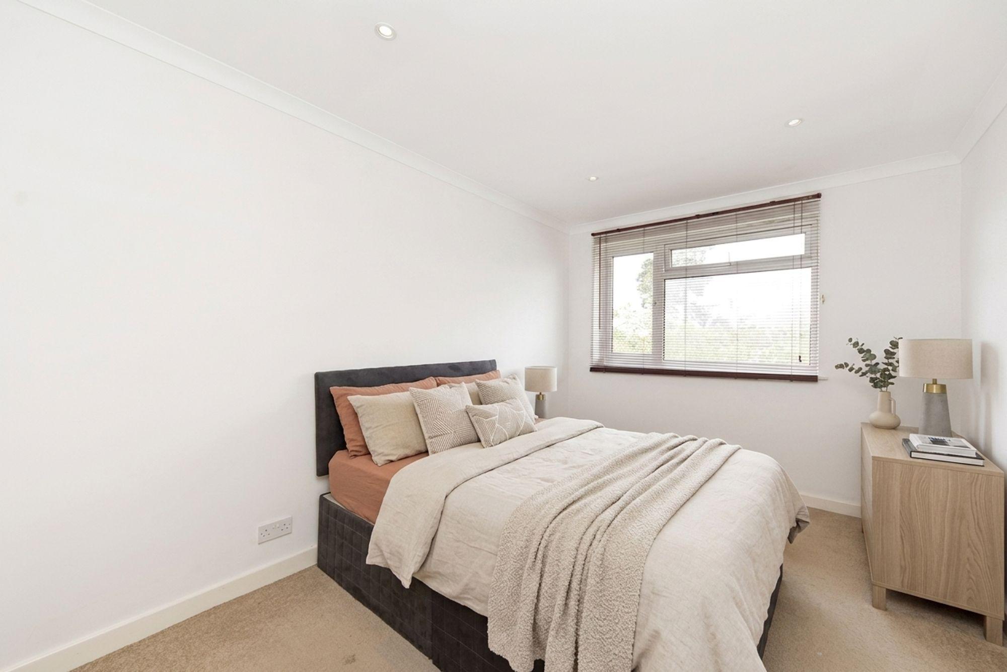 Flat Oatlands Avenue in Elmbridge