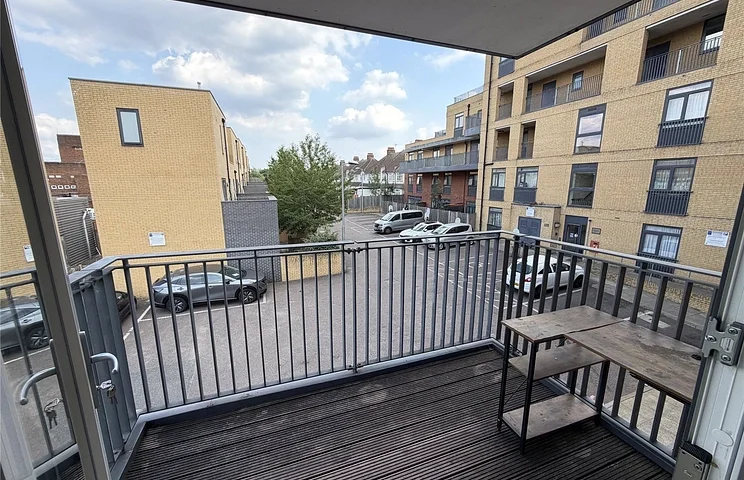 Flat Bowes Road in Greater London