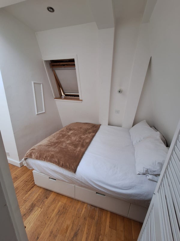 Room Mount Pleasant in Greater London