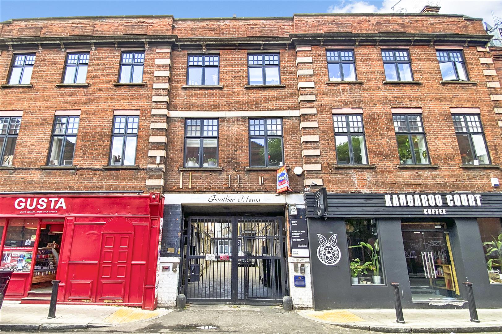 Flat Feather Mews in Greater London