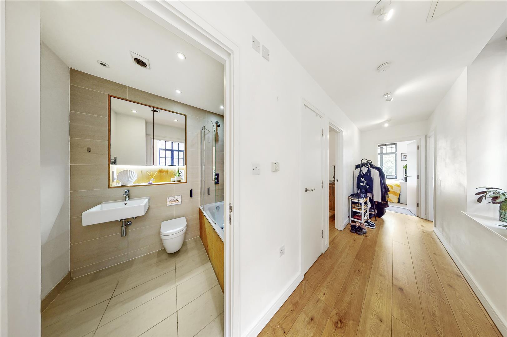 Flat Feather Mews in Greater London