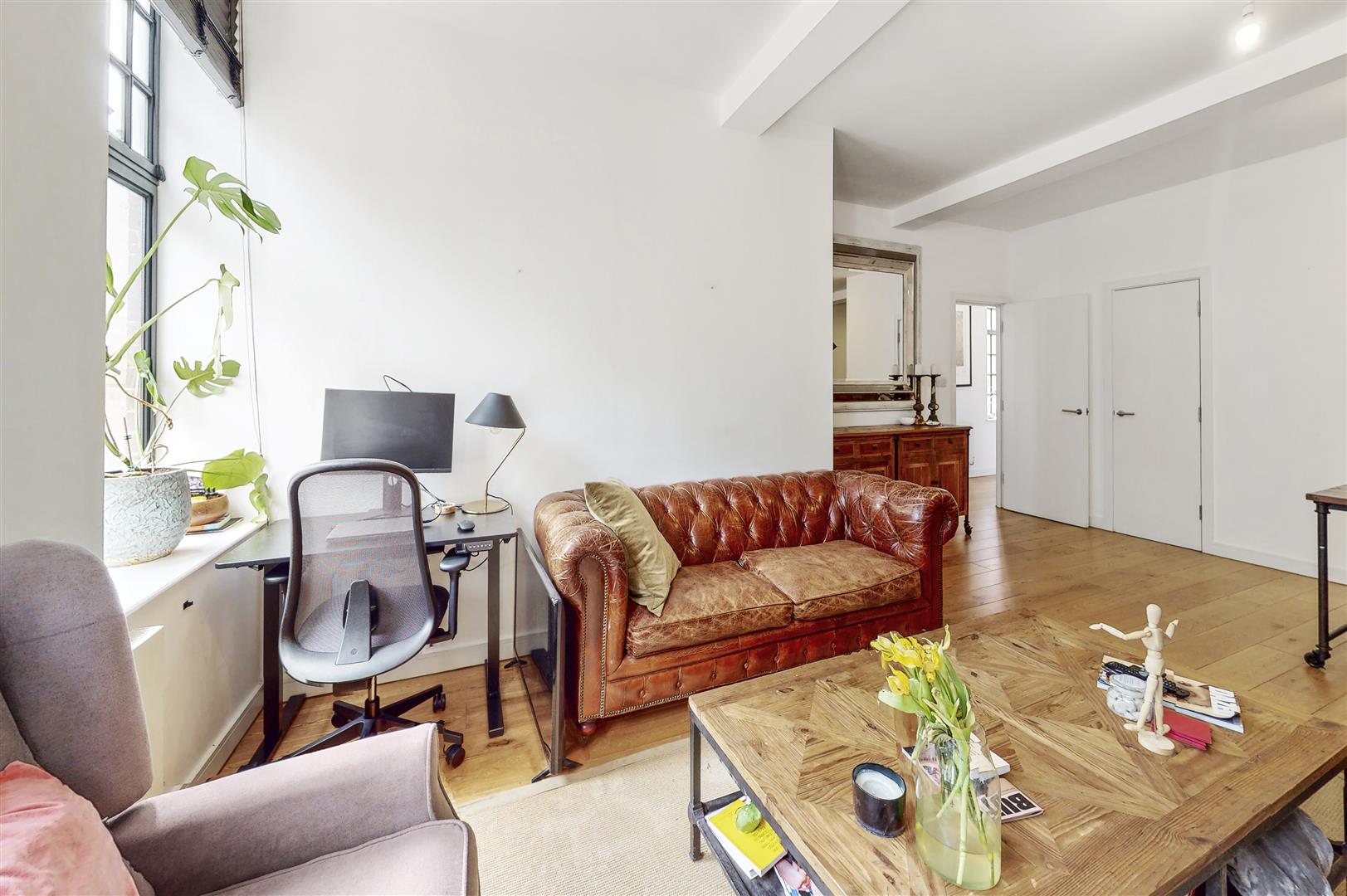 Flat Feather Mews in Greater London