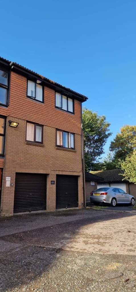 Flat Peregrine Road in Greater London