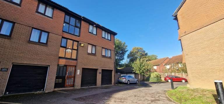 Flat Peregrine Road in Greater London