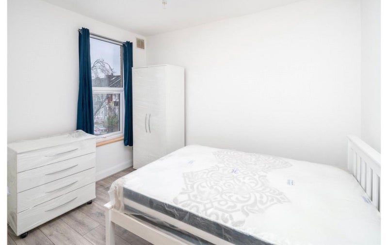 Room Birstall Road in Greater London