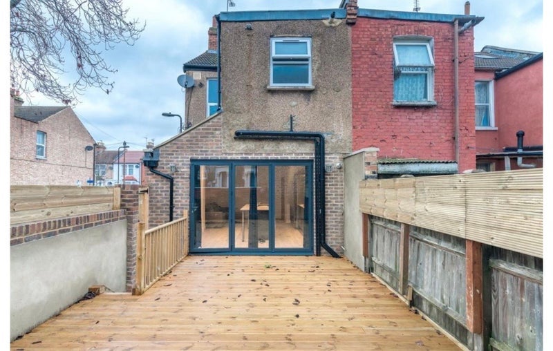 Room Birstall Road in Greater London