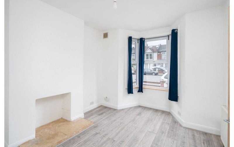 Room Birstall Road in Greater London
