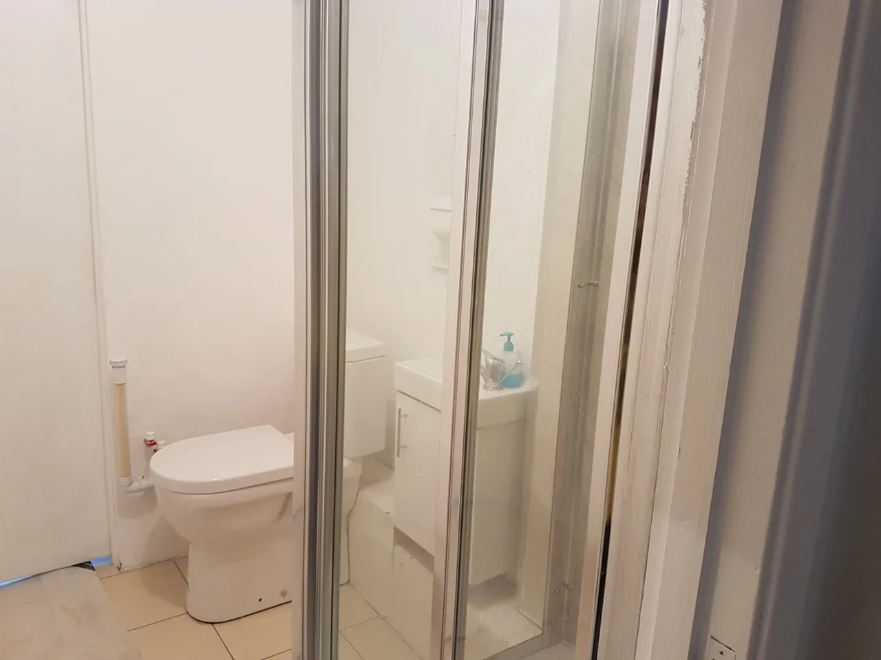 Flat Kinch Grove in Greater London