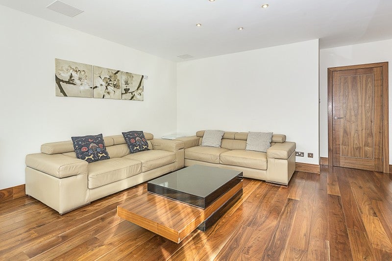 Flat Warwick Road in Greater London