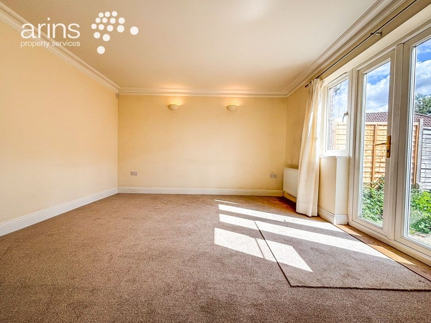 House Scobell Close in Shinfield
