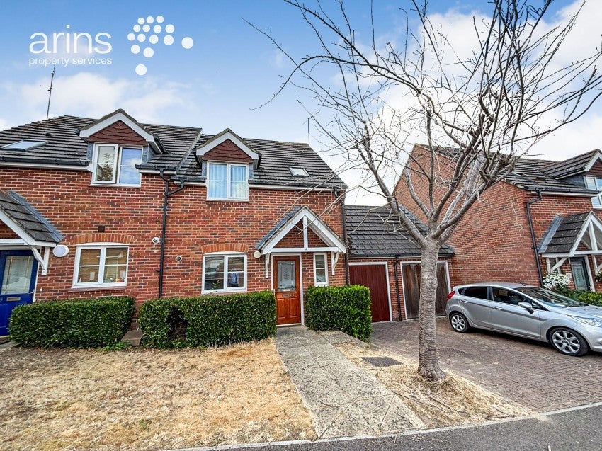 House Scobell Close in Shinfield