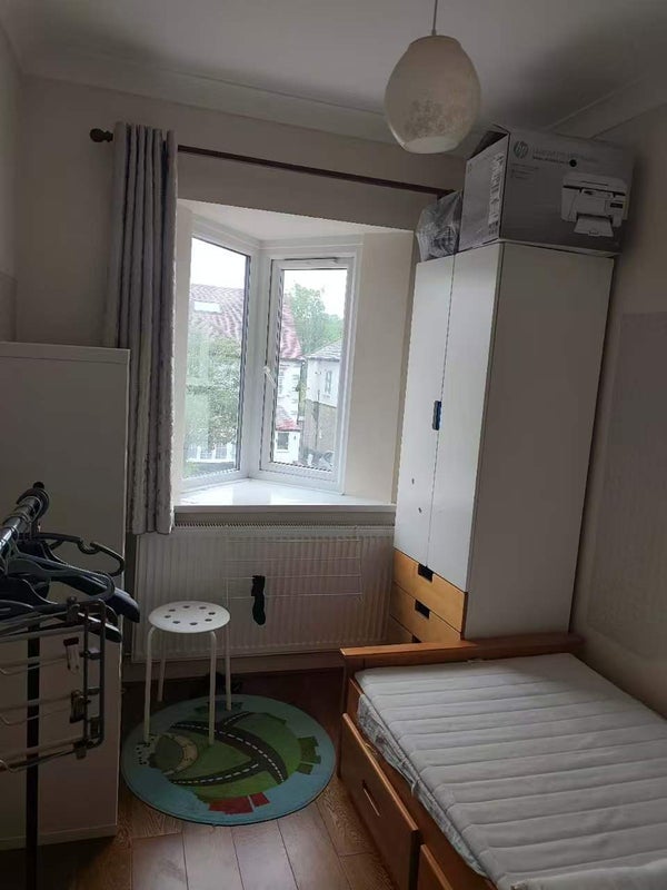 Room West Avenue in Greater London