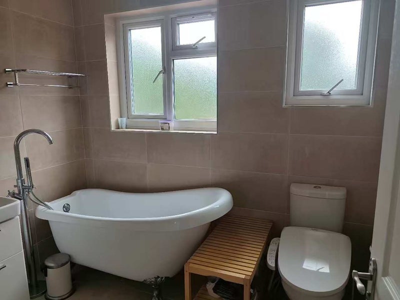Room West Avenue in Greater London