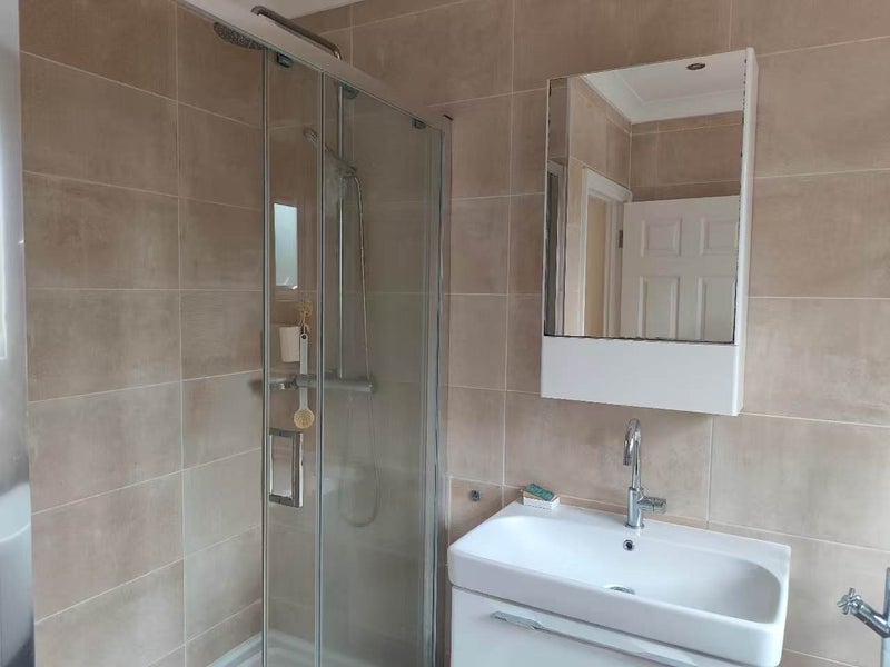 Room West Avenue in Greater London