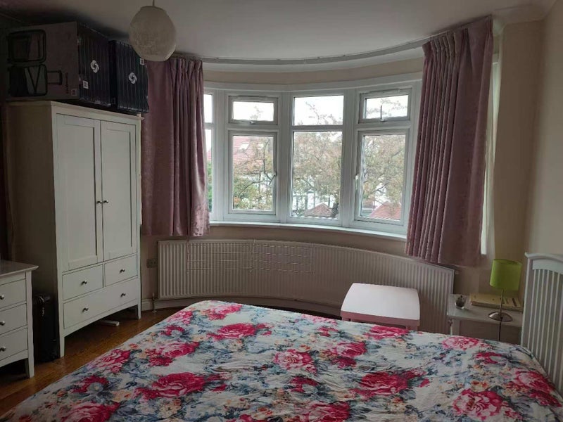 Room West Avenue in Greater London