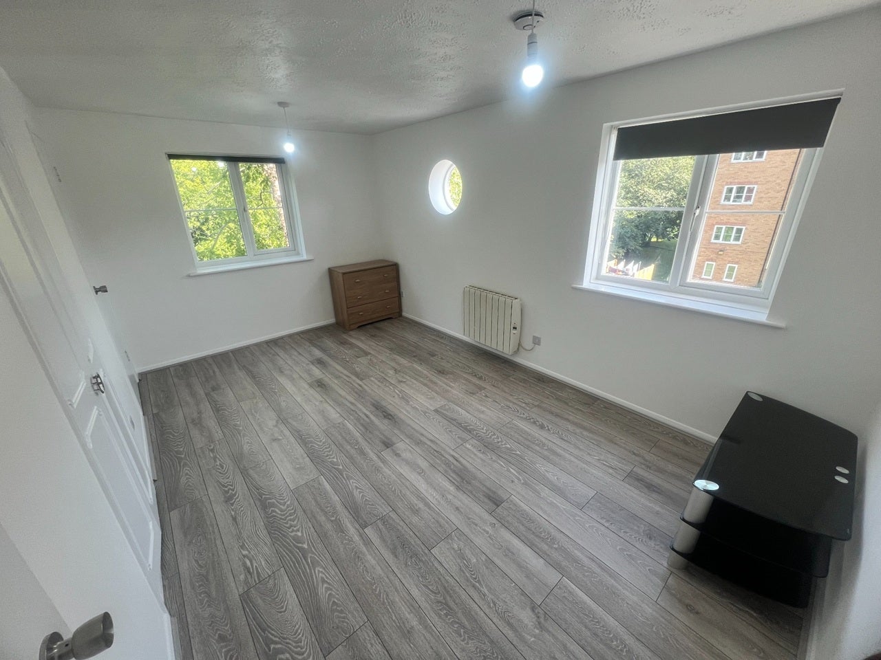 Flat Vicars Bridge Close in Greater London