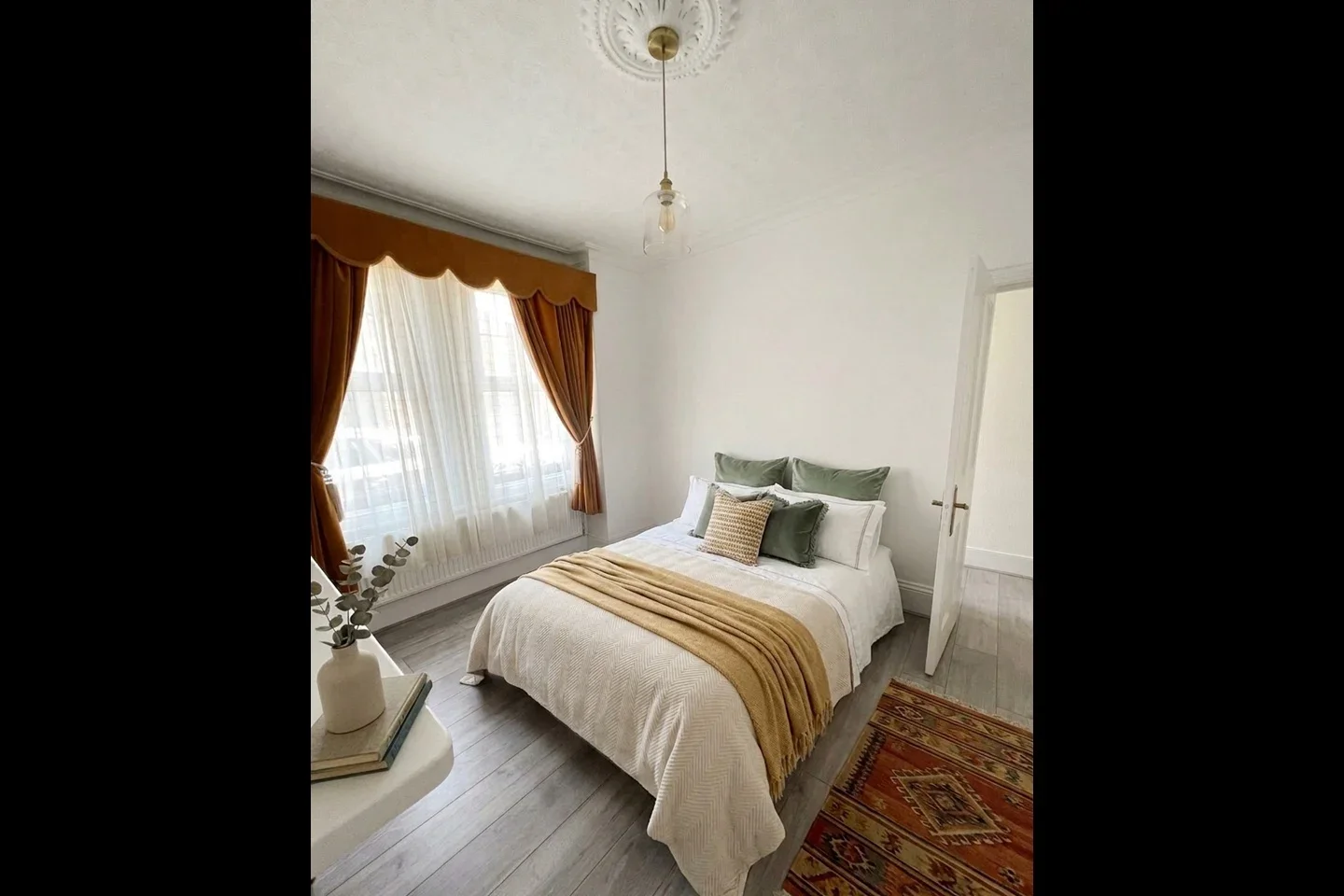 Room Silverthorne Road in Greater London