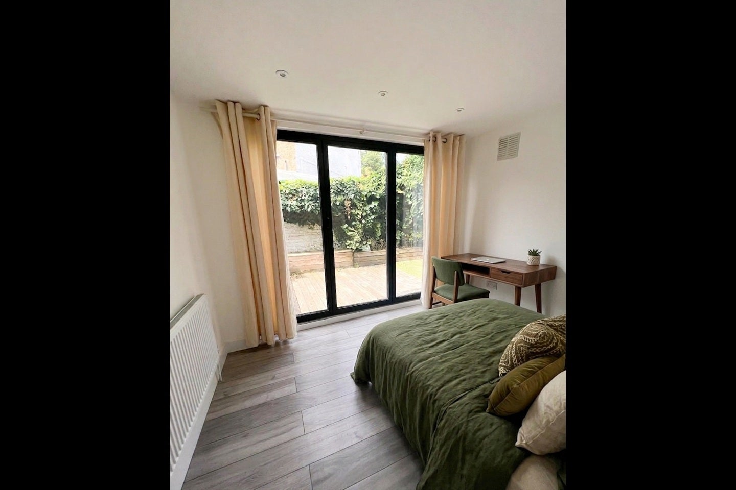 Room Silverthorne Road in Greater London