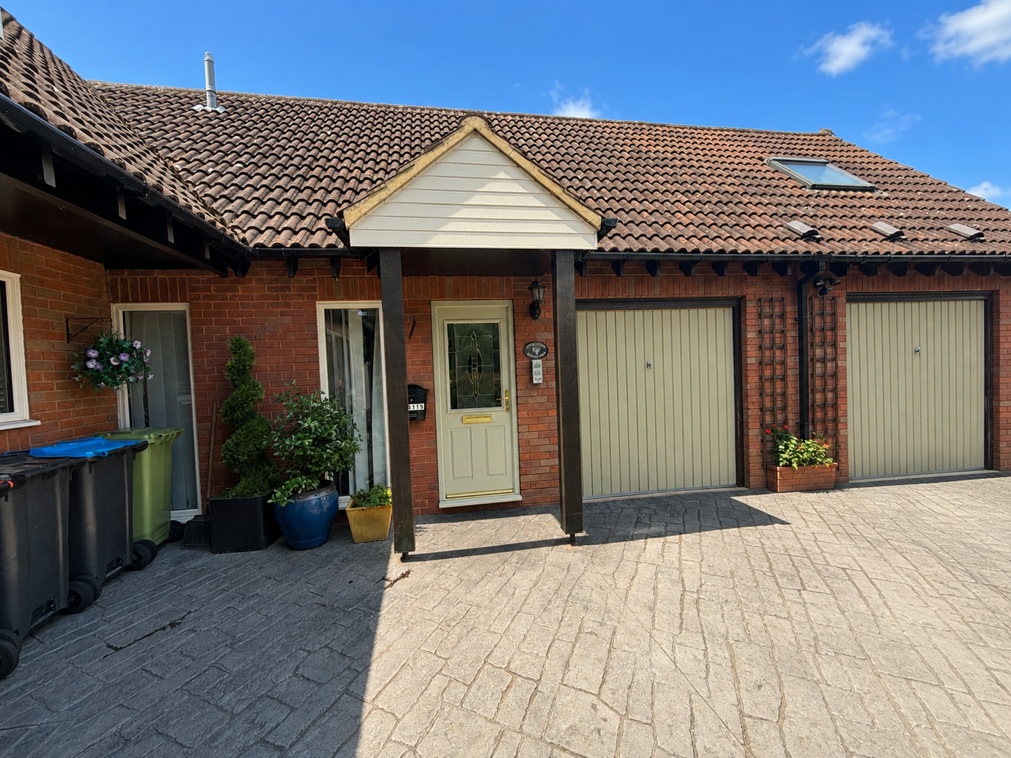 Flat Rowsham Dell in Milton Keynes