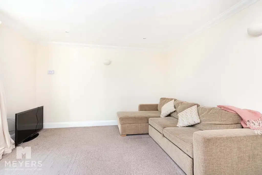 Flat Pinecliffe Avenue in Bournemouth