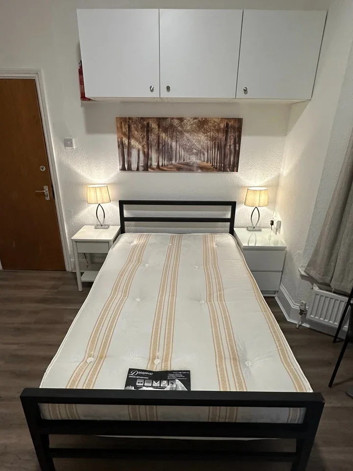 Flat Newlyn Road in Greater London