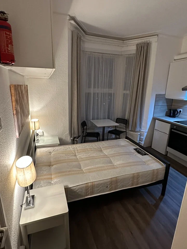 Flat Newlyn Road in Greater London