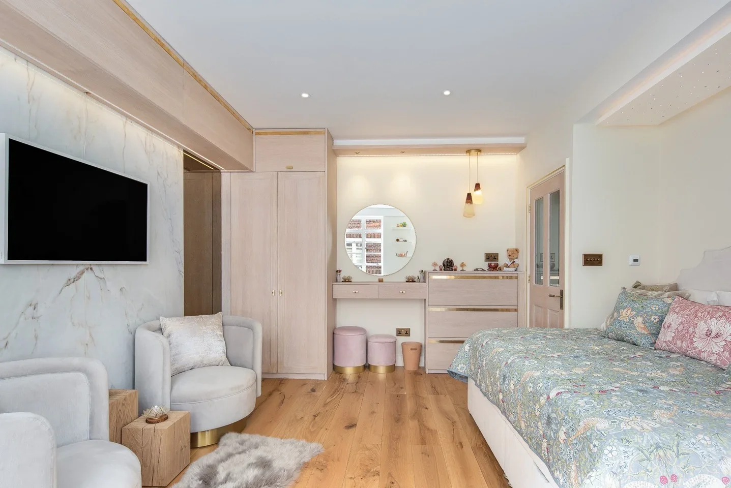 Flat Sloane Avenue in Greater London