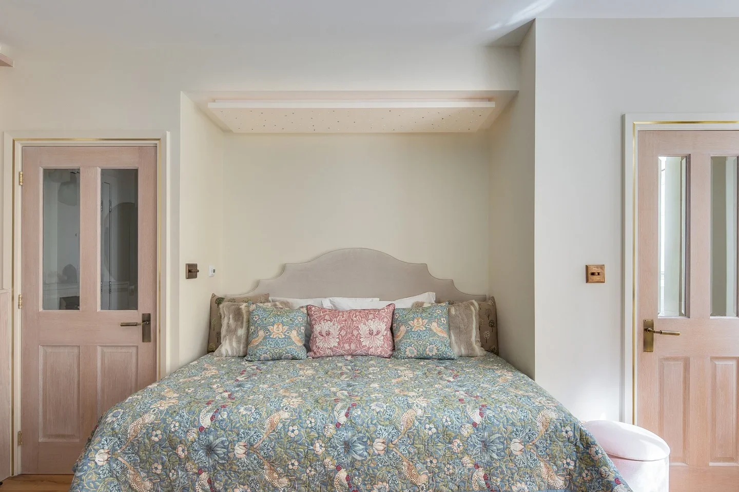 Flat Sloane Avenue in Greater London