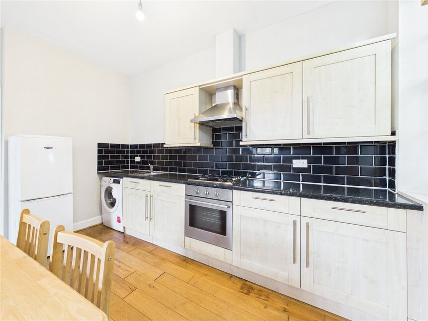 Flat Grosvenor Park Road in Greater London