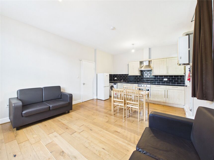 Flat Grosvenor Park Road in Greater London