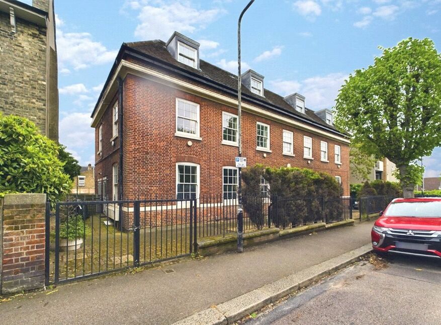 Flat Grosvenor Park Road in Greater London