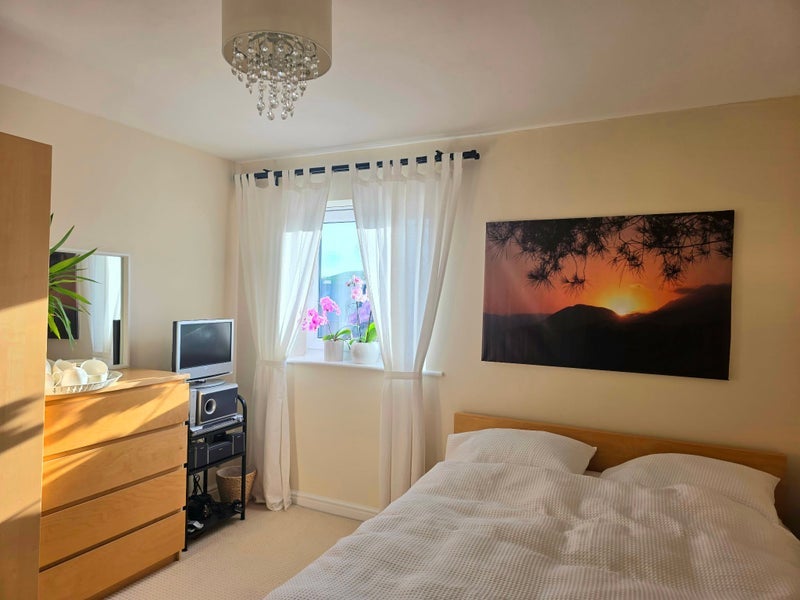Flat Miles Drive in Greater London
