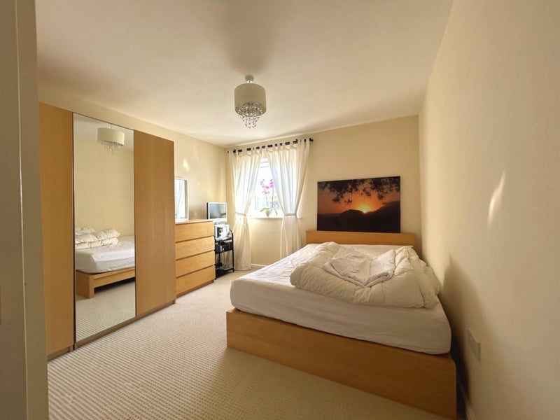 Flat Miles Drive in Greater London