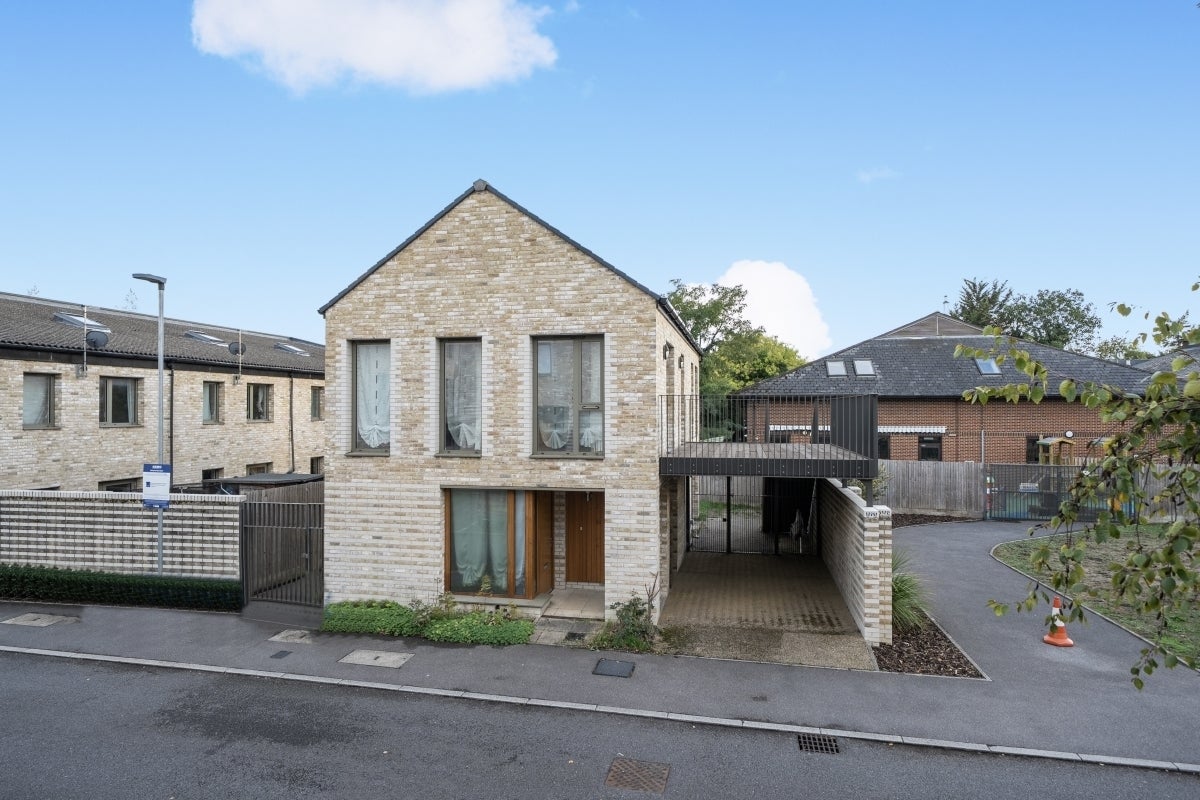 House Farnsworth Drive in Greater London