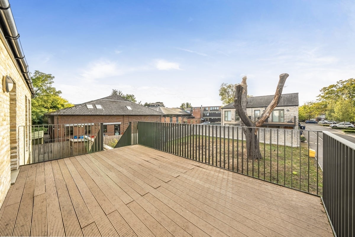House Farnsworth Drive in Greater London