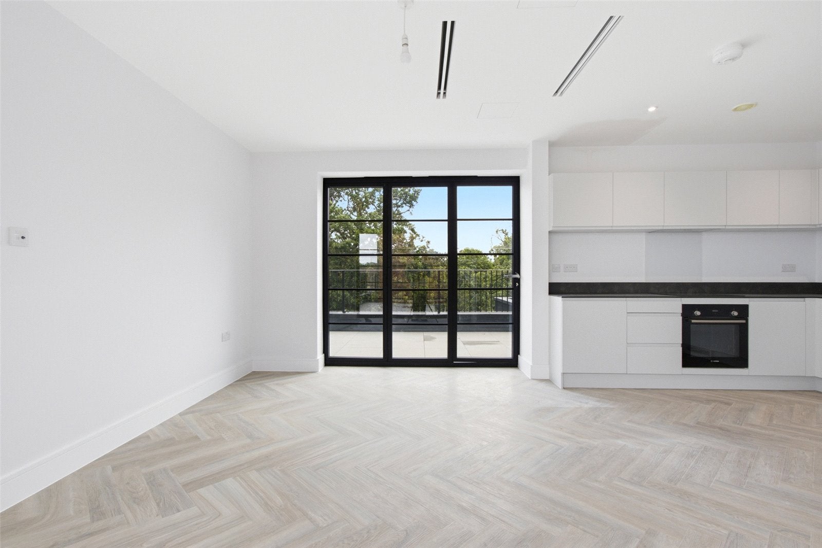 Flat Brunswick Park Road in Greater London