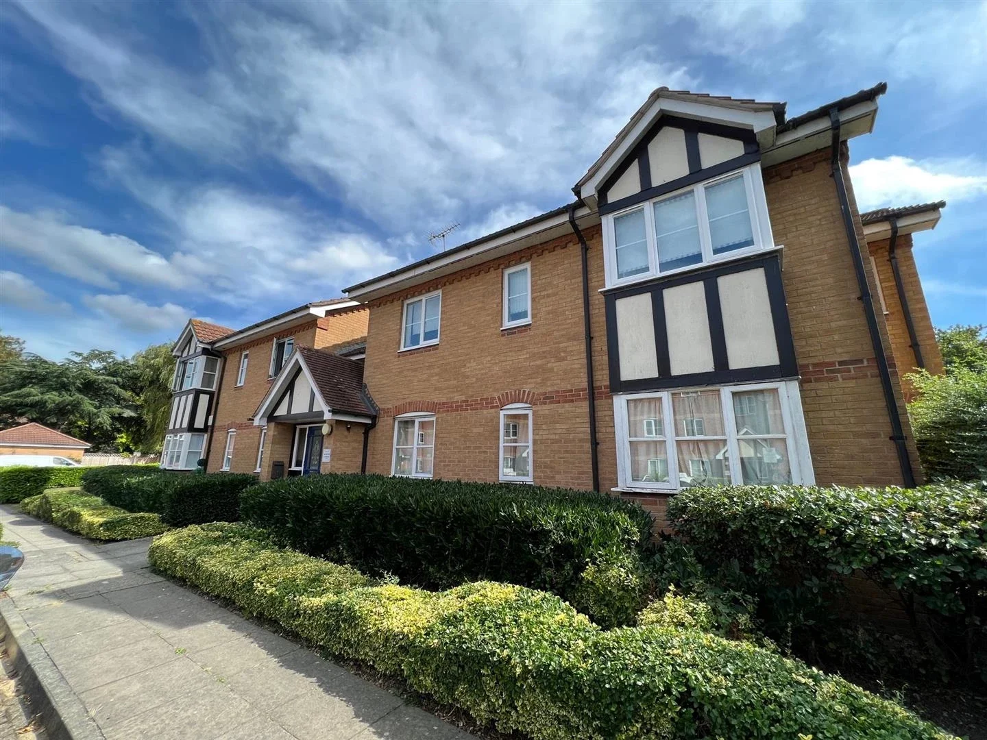 Flat Redwood Gardens in Greater London