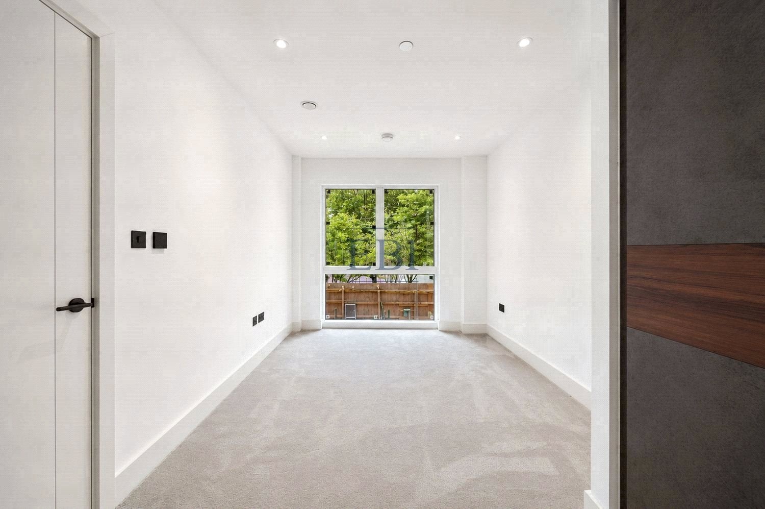 Flat Monarch Square in Greater London