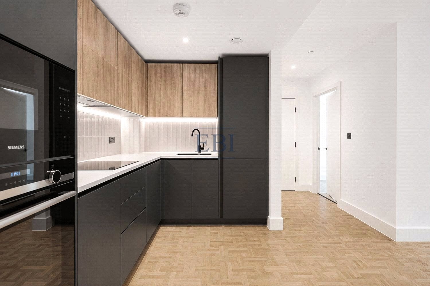 Flat Monarch Square in Greater London