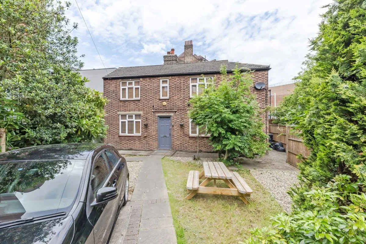 House Hopton Road in Greater London